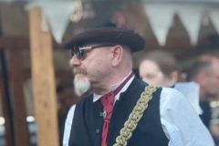 Steampunk-Rhythmen: Einzigartiger Musiker mit Trommel begeistert beim Mytholon Hoffest 2023 in Leipzig